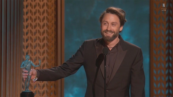 Kieran Culkin Spends Most of SAG Awards Speech Fixated on Trophy’s Weight