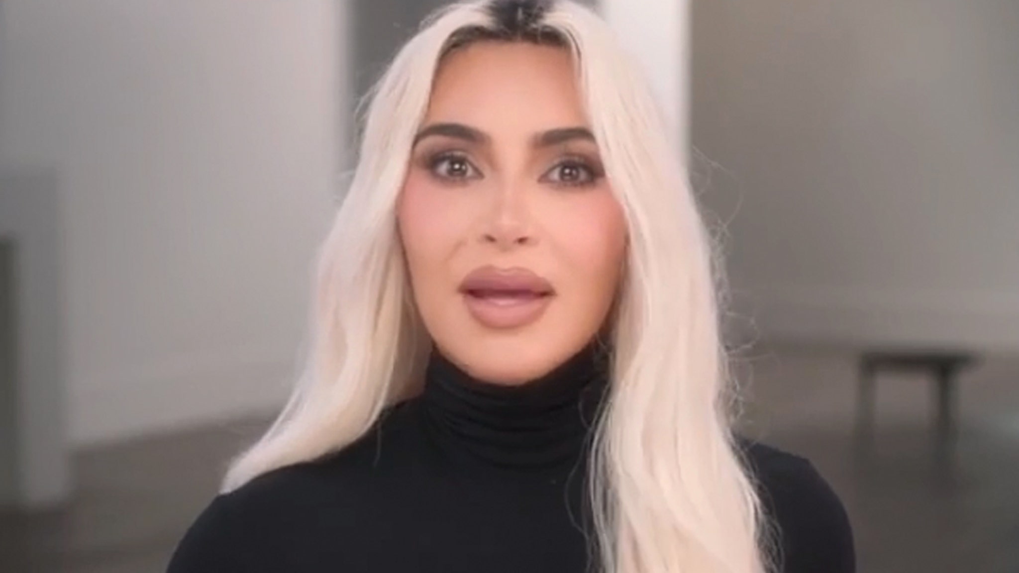 How Kim Kardashian Actually Felt After Being Booed, Referred to as ‘Whore,’ ‘Robotic’ at Tom Brady Roast