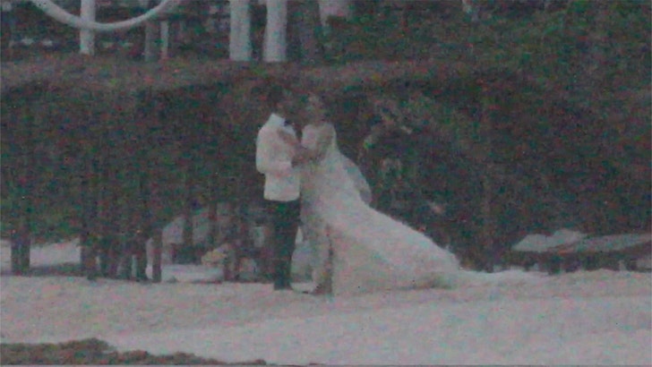 Justin Theroux & Nicole Brydon Bloom Get Married, Romantic Photograph Shoot on Seaside