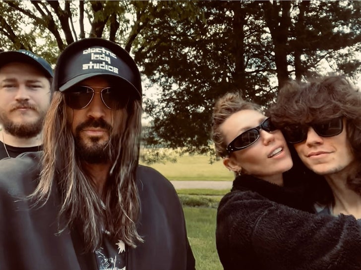 Billy Ray Cyrus Hanging Out With Children Miley, Braison