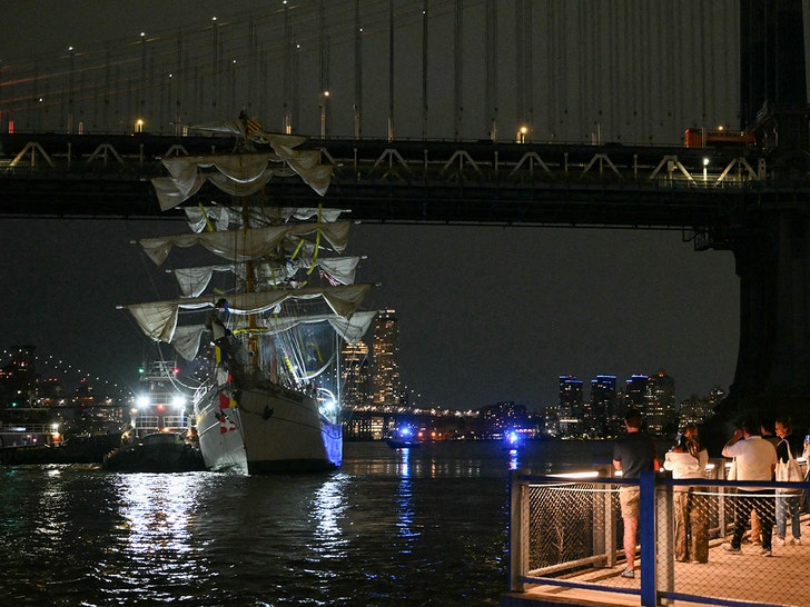 Mexican Navy Boat Crashes Into Brooklyn Bridge, on Video