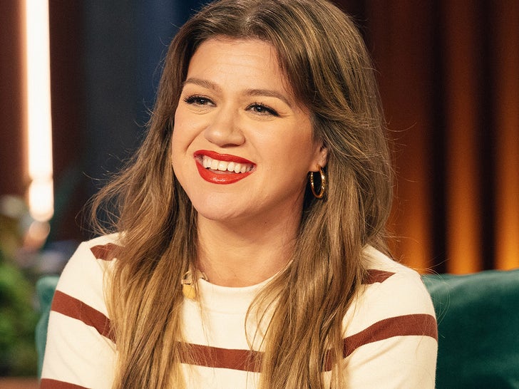 Kelly Clarkson Returns to The Stage After Las Vegas Residency Cancellations