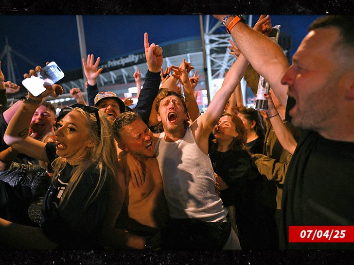 Oasis Reunites for First Live performance in 16 Years, Brings Followers To Tears