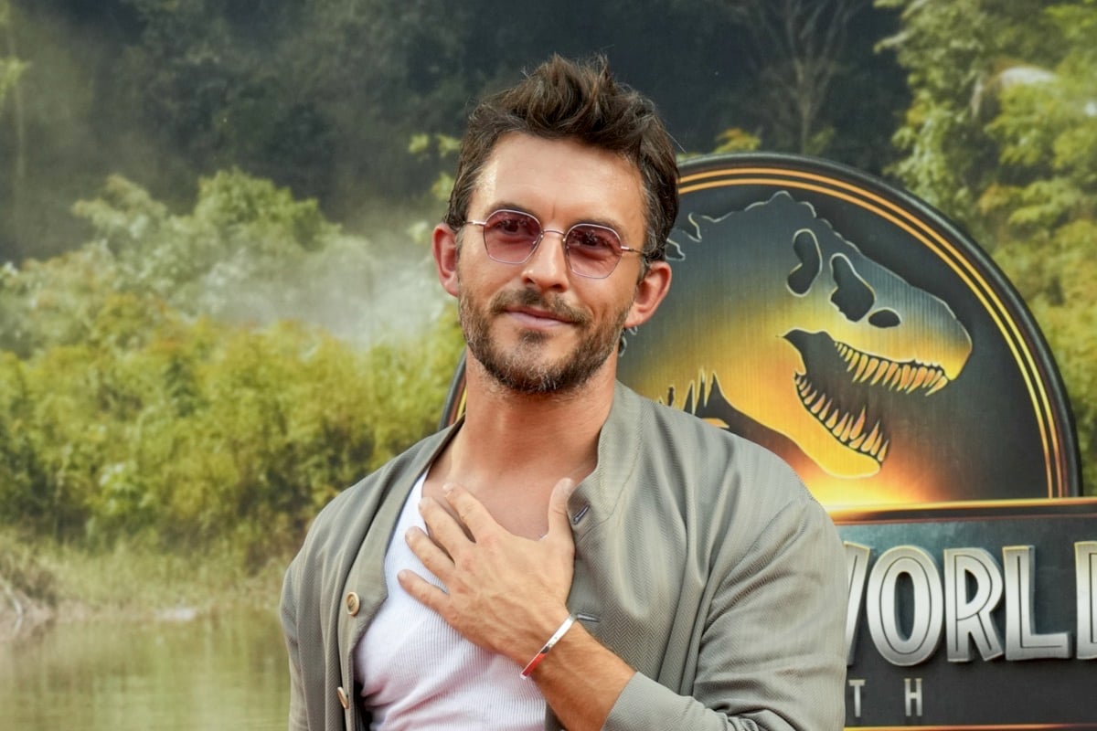 Jonathan Bailey shares a shirtless sluttly little glasses moment for charity – Socialite Life